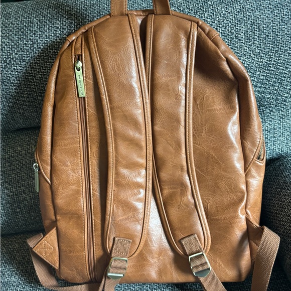 Honest Company Backpack :: City Bag in Leather - Picture 3 of 6